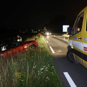 Auto in sloot op Structuurweg; alcohol lijkt oorzaak