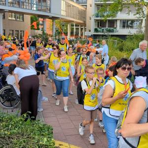 Bewoners ’t Aatrium huldigen wandelaars tijdens derde avond Avondvierdaagse