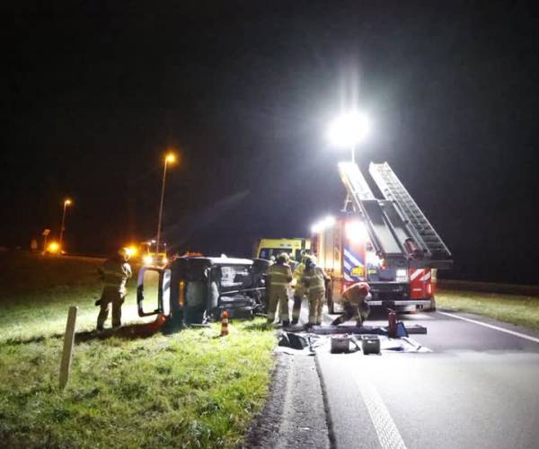 Auto kantelt op afrit A50 bij Veghel