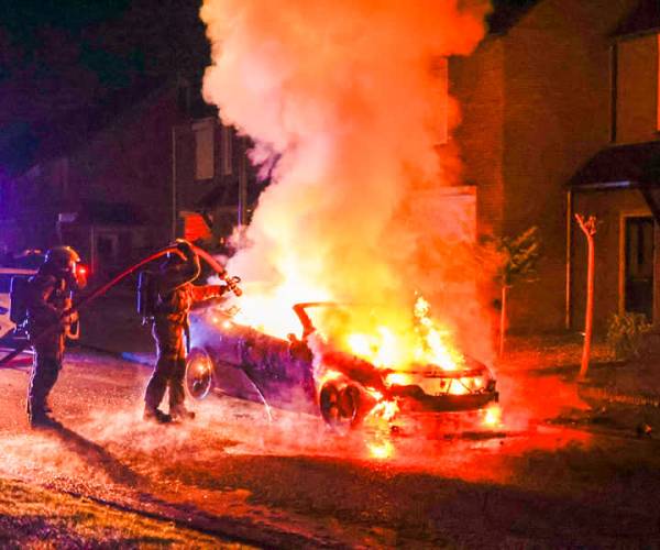Auto aan Distellaar Veghel volledig door brand verwoest