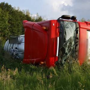 Vrachtwagen kantelt op Udenseweg Veghel