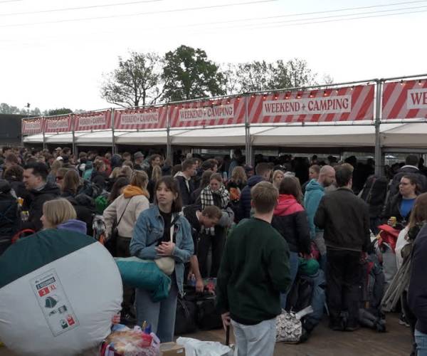 Campinggasten Paaspop hebben er zin in: ‘Mijn doel is om niet over te geven dit weekend’ (video)