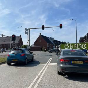 Olie op N279 zorgt voor verkeerschaos in Veghel