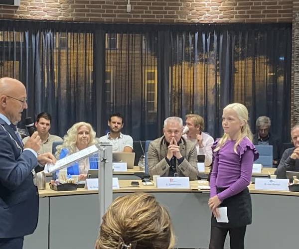 Karlijn Koenen geïnstalleerd als kinderburgemeester
