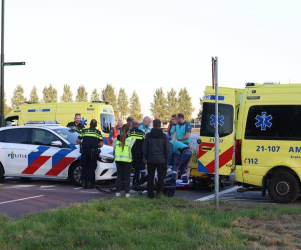 Politieauto botst met fietsster in Nijnsel