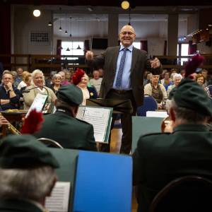Burgemeester Kees van Rooij als dirigent bij ‘Dankjewel concert’ (video)