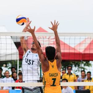 Internationals geven clinic beachvolleybal