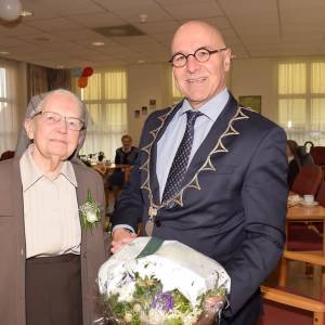 Bloemen van de burgemeester voor 100-jarige zuster Smits