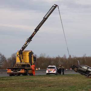Automobiliste in sloot langs A 50
