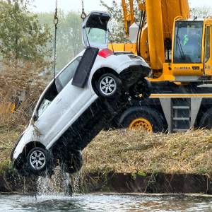Auto te water langs de N279