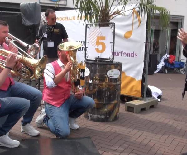 Honderden muzikanten in Sint-Oedenrode voor Rooi Blaost (video)