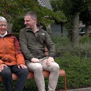 Bewoners Kalmoes trotse nieuwe eigenaren van eigen ‘Buurtbankje’ (video)