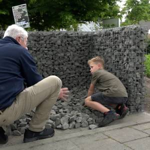 Kinderen helpen spontaan handje bij herdenkingsmonument in Wijbosch (Video)