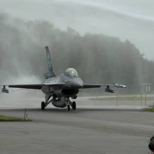 Historie van de F-16 gevangen in meest complete boek tot nu toe (video)