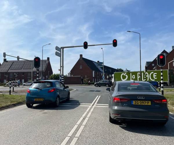 Olie op N279 zorgt voor verkeerschaos in Veghel