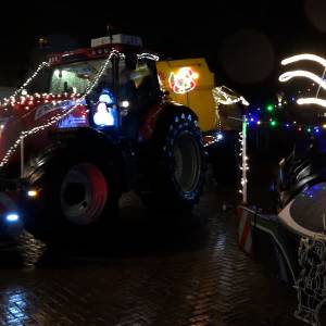 Bezoekers trotseren regen voor verlichte trekkertocht (video)