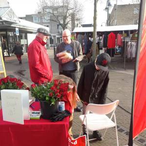 PvdA steunt stakende leerkrachten met rode rozen