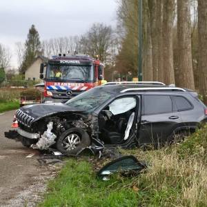 Grote ravage aan de Houterdsedijk in Schijndel na eenzijdig auto-ongeluk