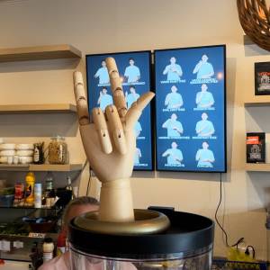 Nieuwe koffiezaak in Schijndel draait om gebarentaal (video)