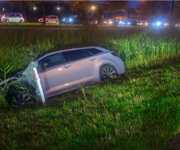 Auto in sloot na botsing op Corridor Veghel