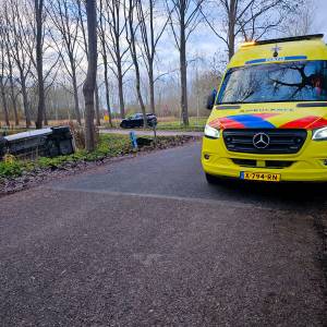 Auto in de sloot op de Martemanshurk