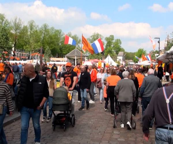 Koningsdag in Rooi trekt veel belangstellenden (video)