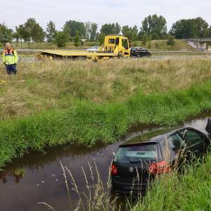 Auto op A 50 bij Sint-Oedenrode in de sloot beland