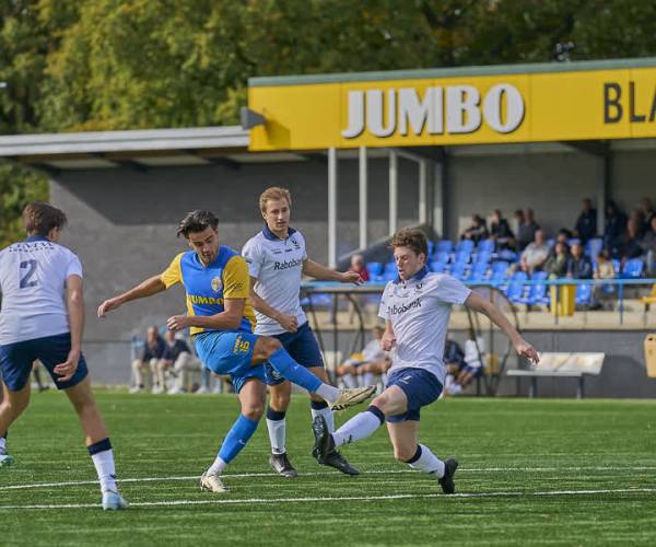 Blauw Geel ’38 wint en ziet naaste concurrent punten morsen, periodetitel dichtbij