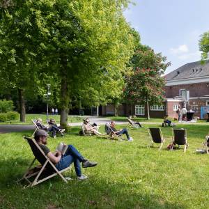 Buiten lezen in de tuin van Bibliotheek Veghel