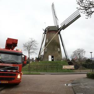 Dakplaat molen Pegstukken Schijndel los door harde wind