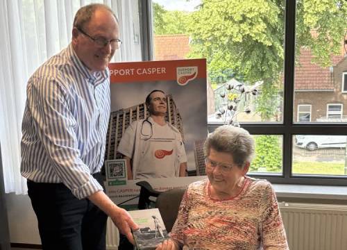 Bewoners Laverhof ontvangen dvd ‘Boerensymphonie’ van Wim van Lankveld