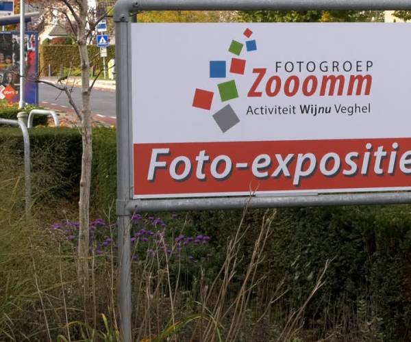 Leden Fotoclub Zooomm exposeren in WijNu-gebouw in Veghel