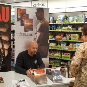 Marco Kroon signeert zijn boeken in Schijndel
