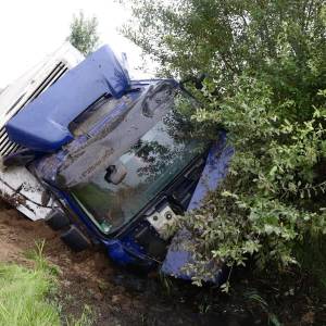 Vrachtwagencombinatie op A50 van de weg en in de sloot