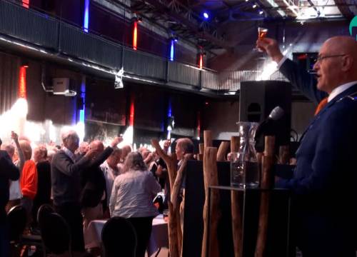 Gedecoreerden heffen het glas op de Noordkade (video)