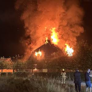 Dichtgetimmerde woning Corridor Veghel brandt volledig uit