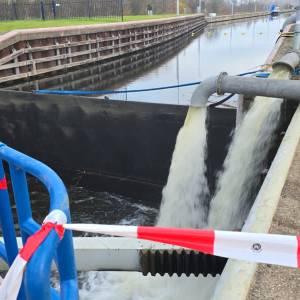 Werkzaamheden aan de sluis in volle gang