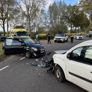 Bestelbus en auto frontaal op elkaar in Erp