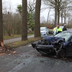 Auto botst op boom langs de Ollandseweg in Sint-Oedenrode (update)