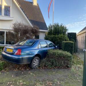Auto rijdt tuin in aan Scheifelaar in Veghel
