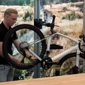 Lucas (17) opent eigen fietsenwinkel in Erp (video)