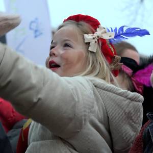 Bijzondere aankomst van Sinterklaas bij BS De Beemd (video)