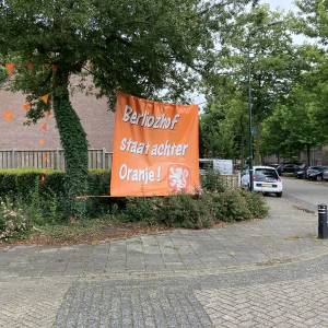 Achtste finale EK: lege oranjestraat en bomvol café in Schijndel