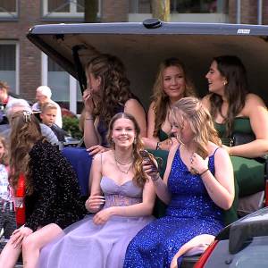 Examenleerlingen Elde College stralen tijdens galafeest (video)