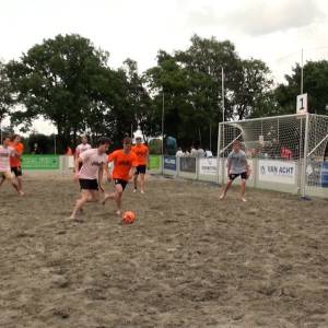 144 teams op beach-soccer voetbaltoernooi (video)