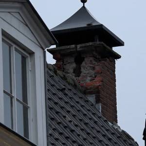 Blikseminslag velt schoorsteen in de Pompstraat (video)