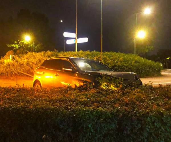 Auto belandt in heg op rotonde Eerdsebaan