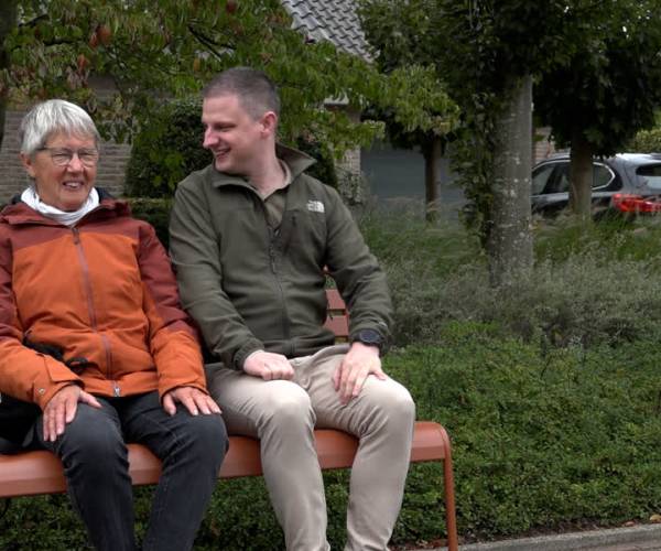 Bewoners Kalmoes trotse nieuwe eigenaren van eigen ‘Buurtbankje’ (video)