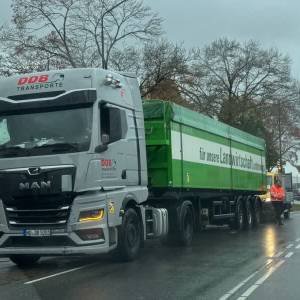 Vrachtwagen ramt stoplicht