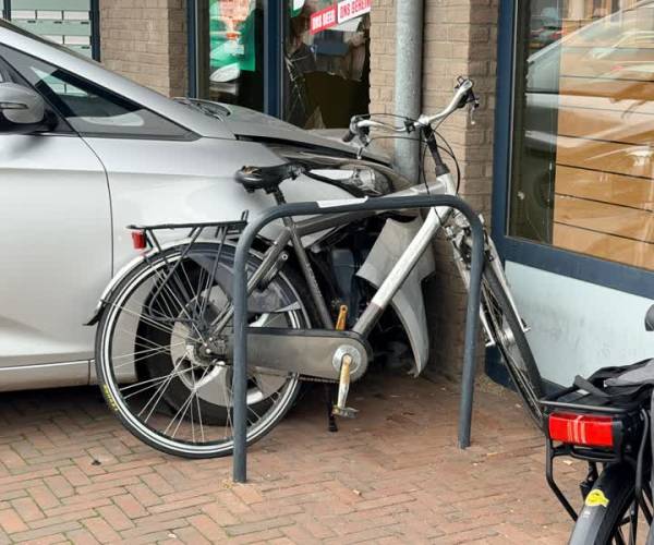 Auto knalt tegen Pizzazaak in Veghel